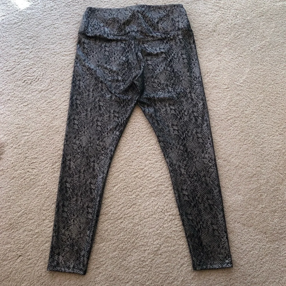 Simply Vera Vera Wang faux leather leggings in silver snake foil print - Picture 3 of 9